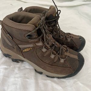Keen boots
